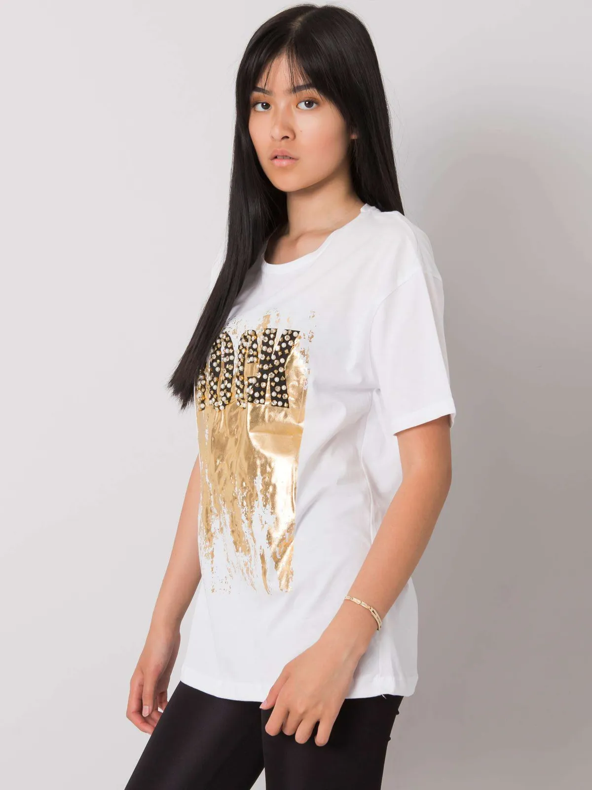 Czarny t-shirt z napisem i aplikacją - zdjęcie 2