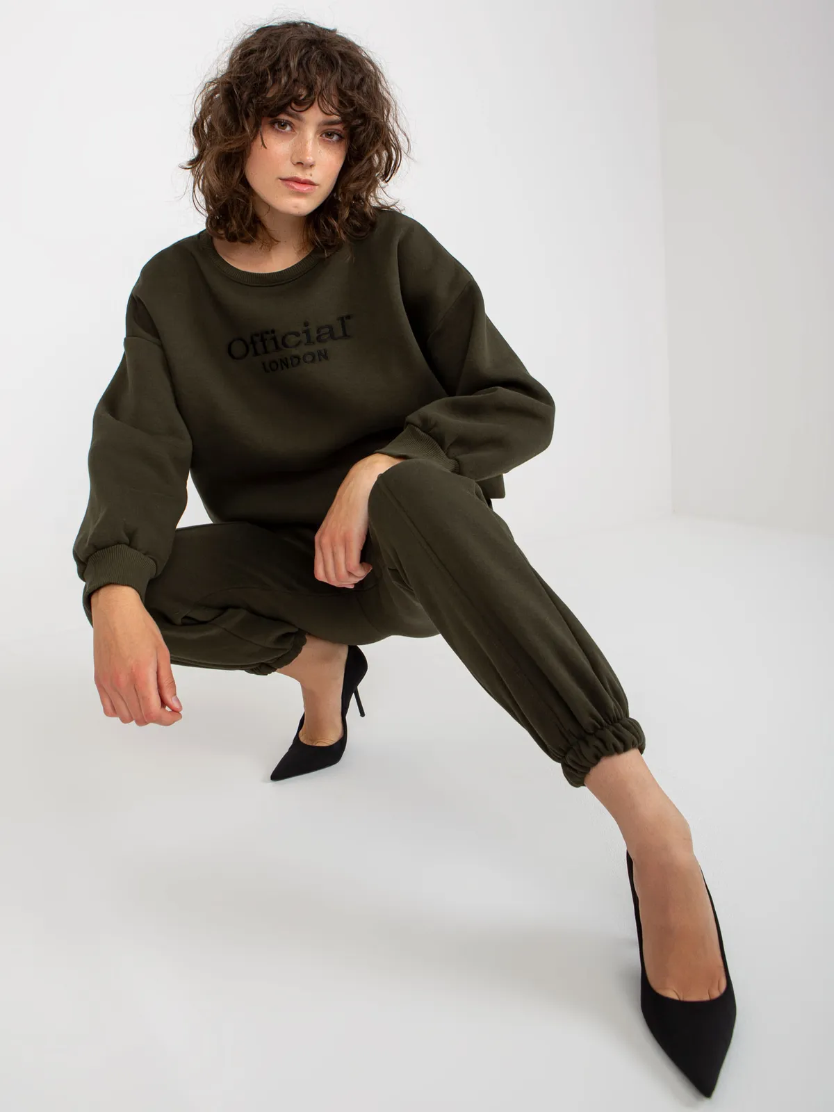 Khaki dwuczęściowy komplet dresowy z napisami - zdjęcie 3