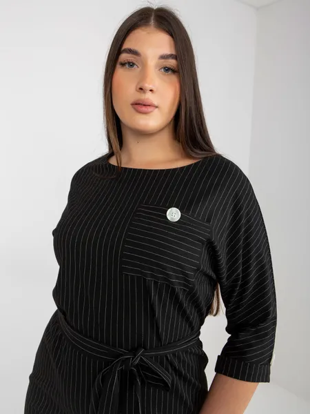 Szara ołówkowa sukienka plus size w paski z rękawem 3/4