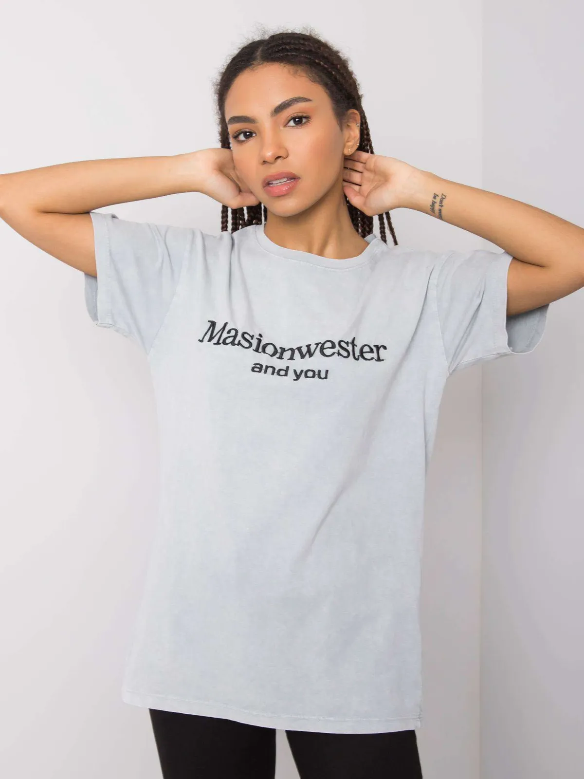 RUE PARIS Szary t-shirt z haftowanym napisem - zdjęcie 2