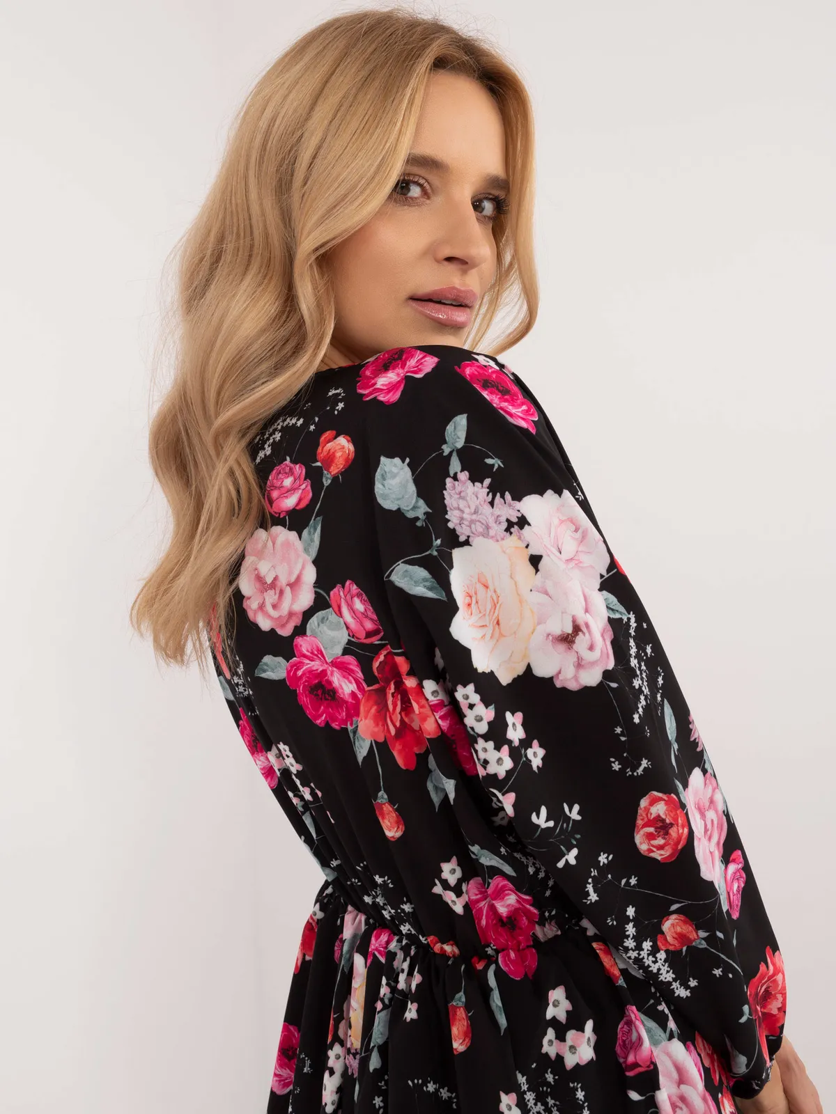 Krótka sukienka z dekoltem i ściągaczem w talii - zdjęcie 1