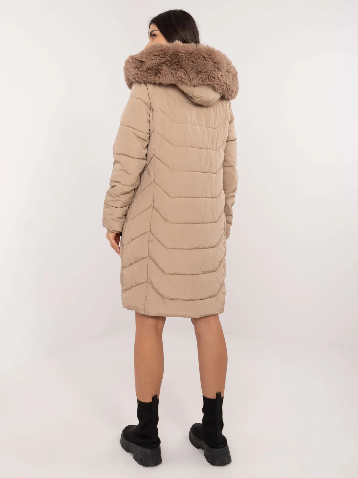 Pikowana kurtka z kapturem i futrzanym wykończeniem - zdjęcie 1