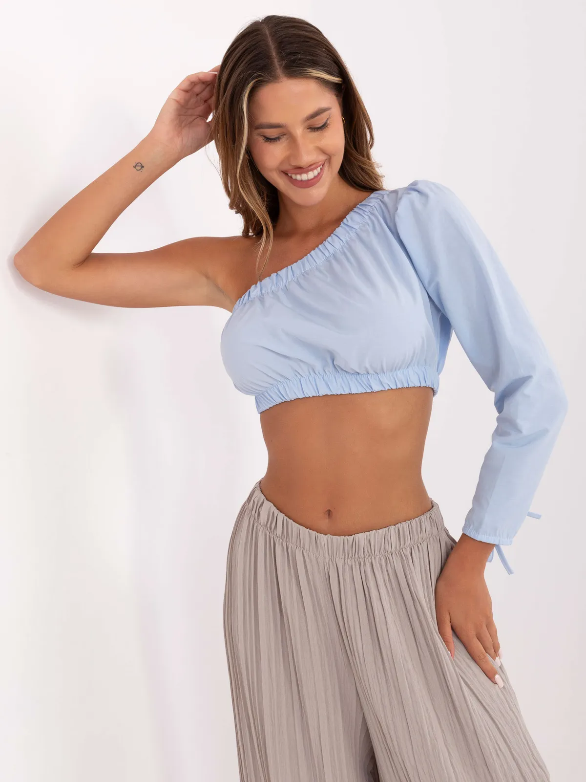 Krótki top hiszpanka na jedno ramię - zdjęcie 1