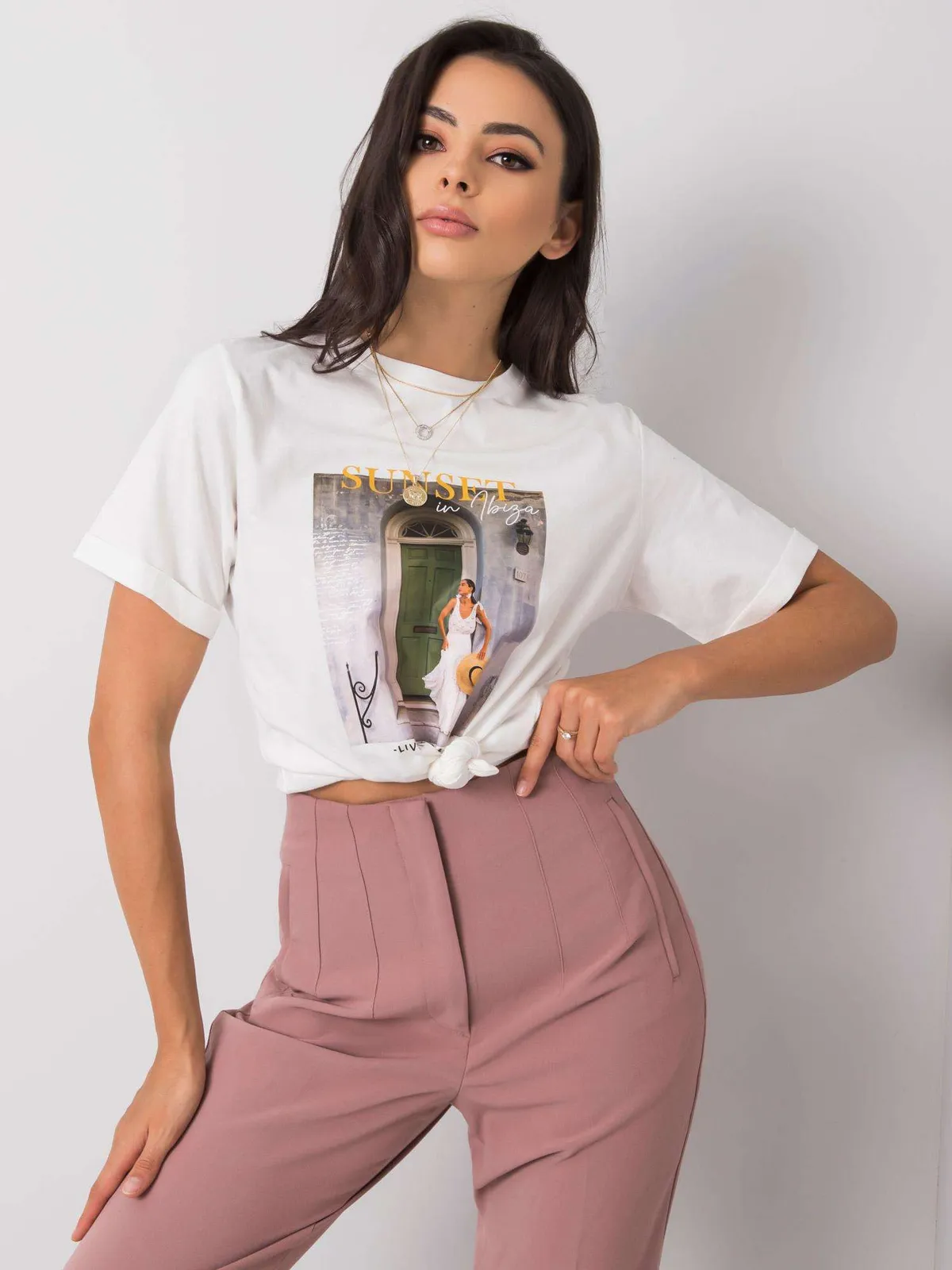 Biały t-shirt z kolorowym printem - zdjęcie 2