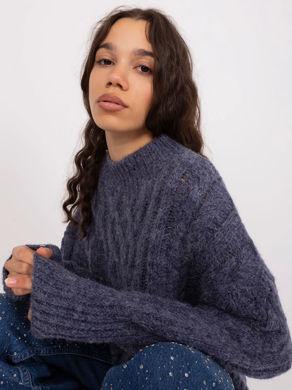 Granatowy dzianinowy sweter z warkoczami - zdjęcie 4