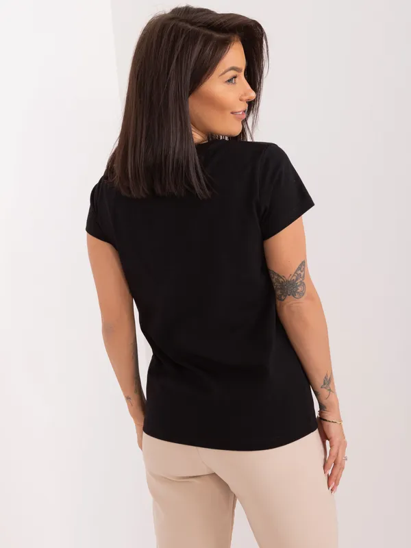 Casualowy t-shirt z ozdobnym nadrukiem i aplikacjami