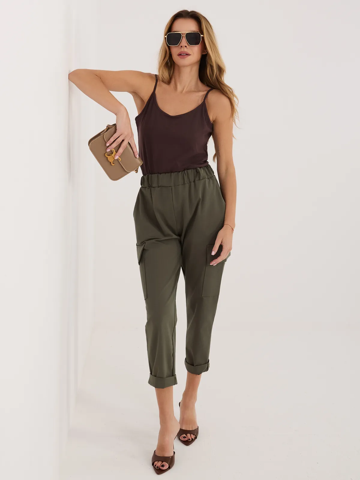 Minimalistyczny top na cienkich ramiączkach do stylizacji casual - zdjęcie 3