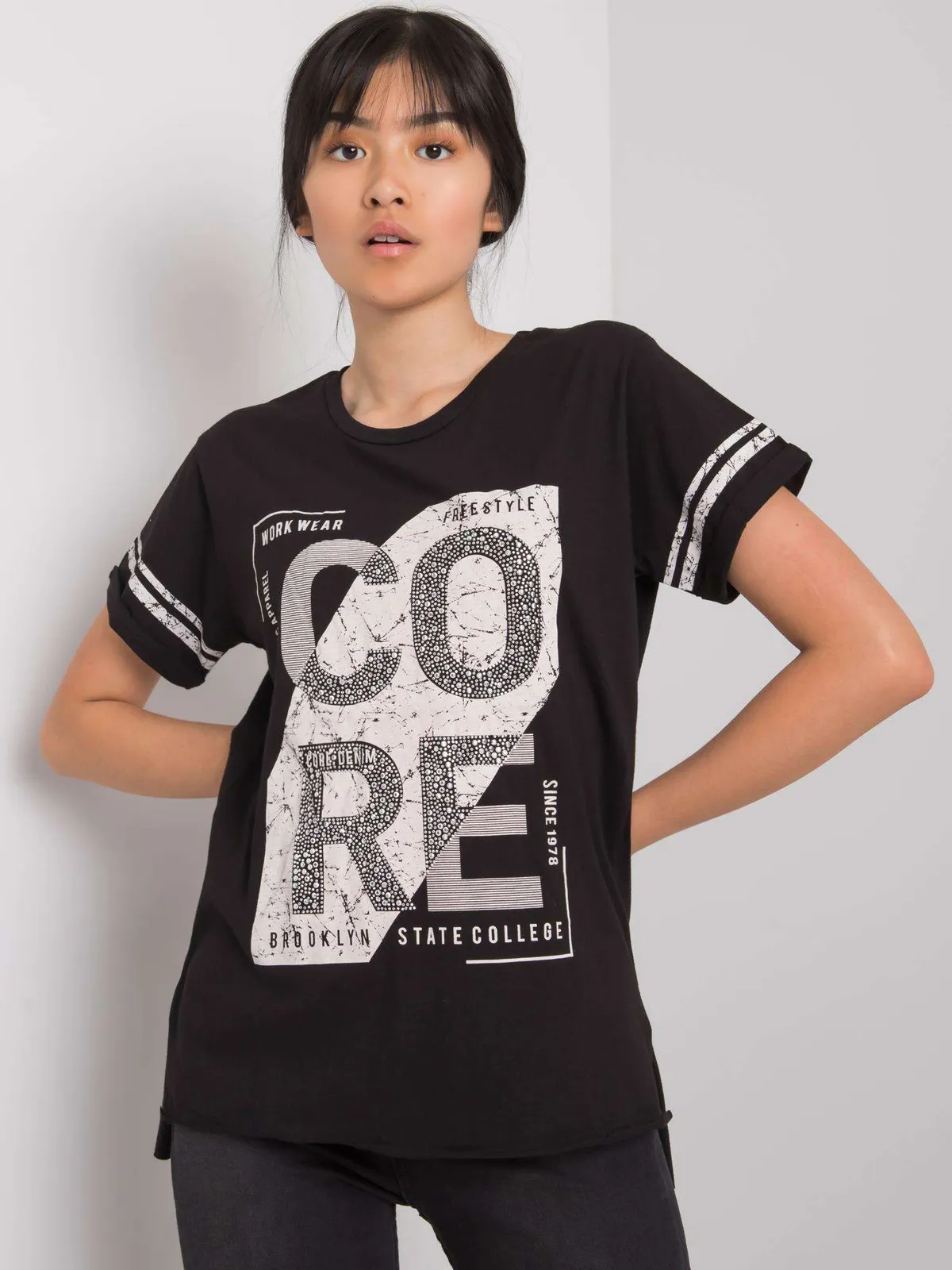 Biały t-shirt z miejskim nadrukiem - zdjęcie 2