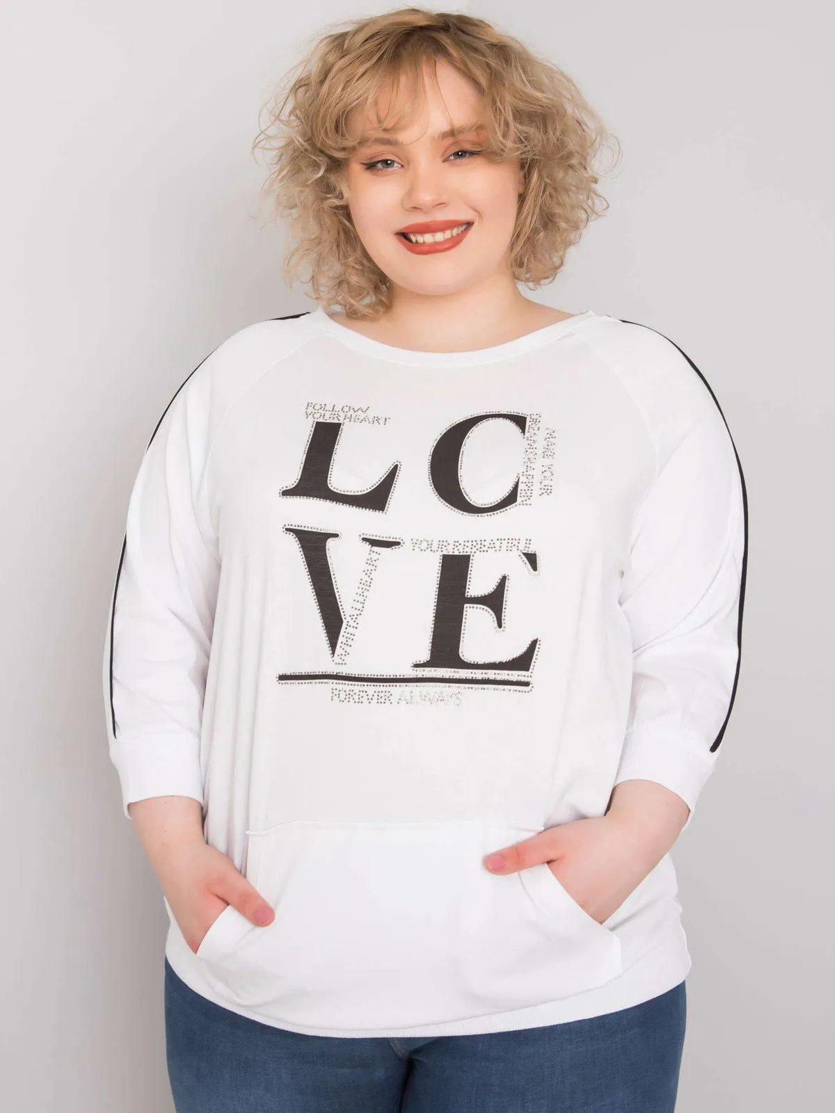 Biała bluzka plus size z kieszenią i aplikacjami - zdjęcie 3