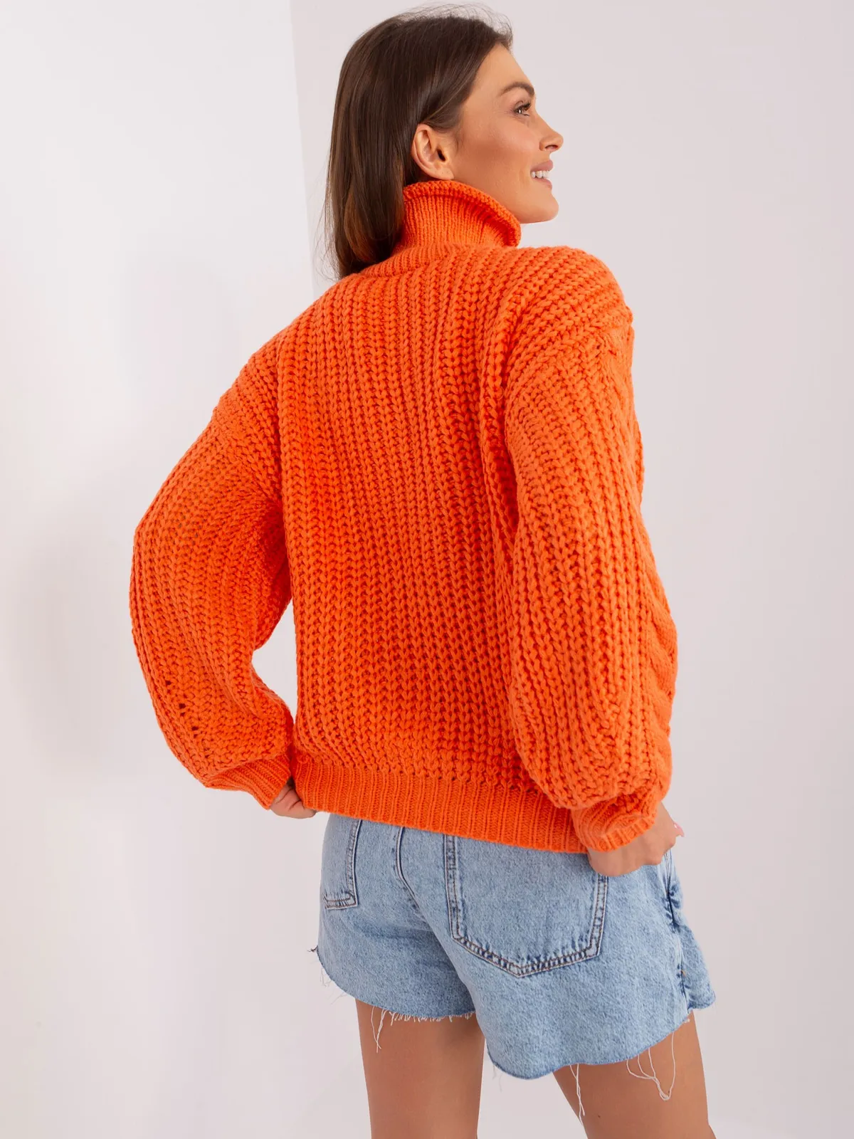 Ecru damski sweter oversize z warkoczami - zdjęcie 3