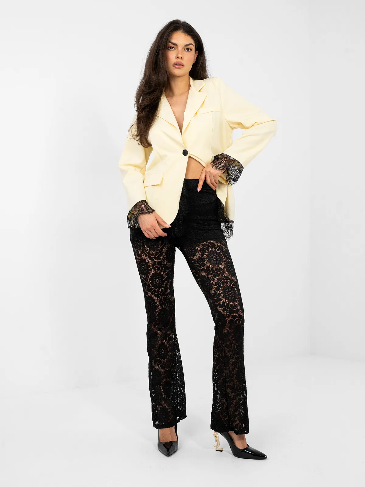 Koronkowe spodnie o kroju dzwonów w stylu glam - zdjęcie 1