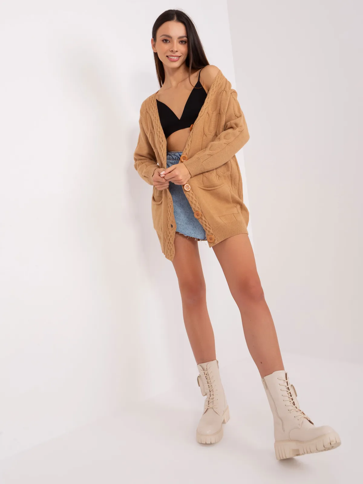 Camelowy sweter rozpinany z kieszeniami - zdjęcie 1