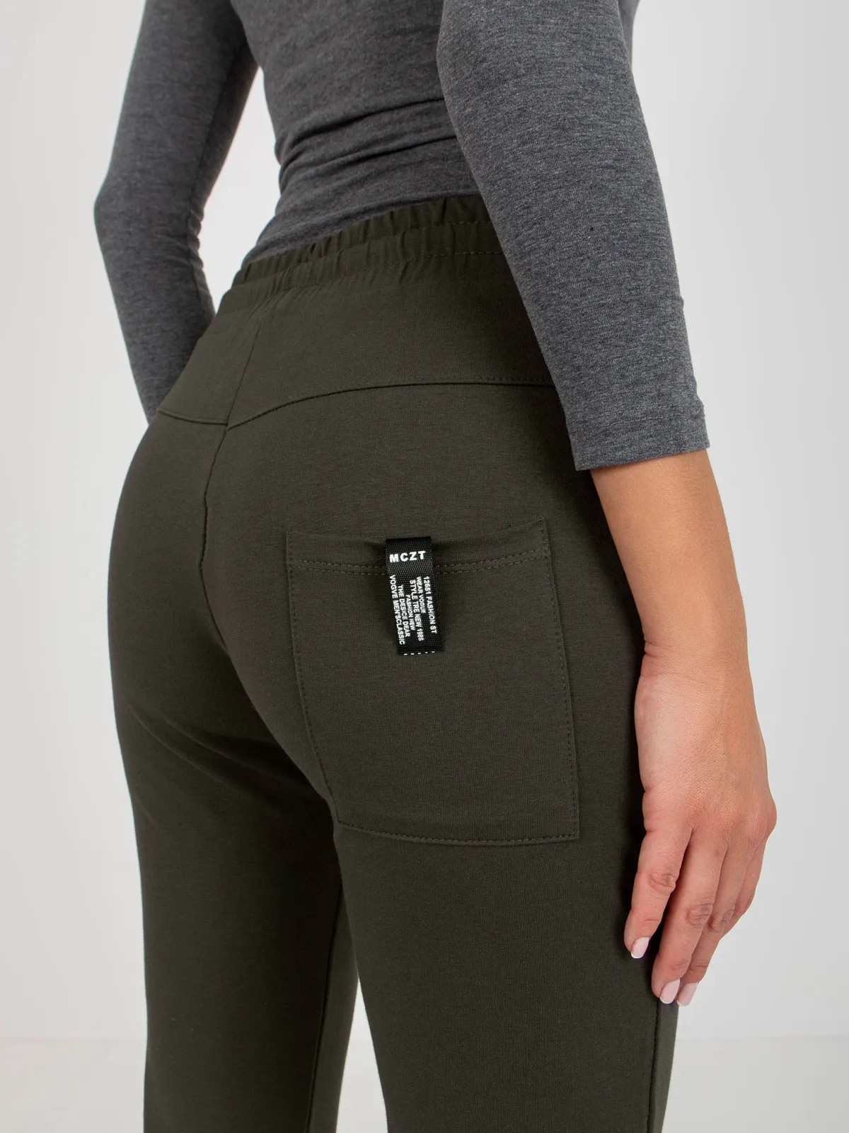 Khaki dresowe spodnie basic z kieszeniami - zdjęcie 4