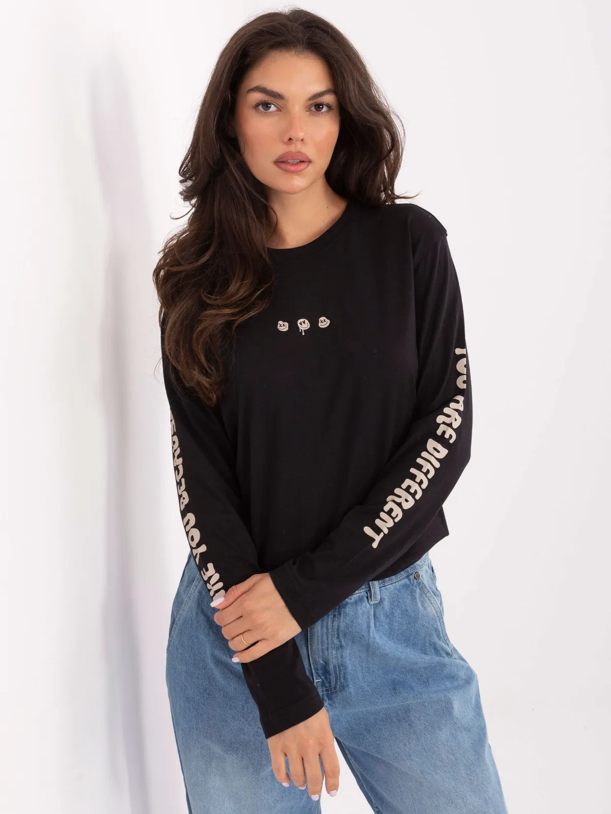 Longsleeve oversize z graficznym nadrukiem na plecach - zdjęcie 3