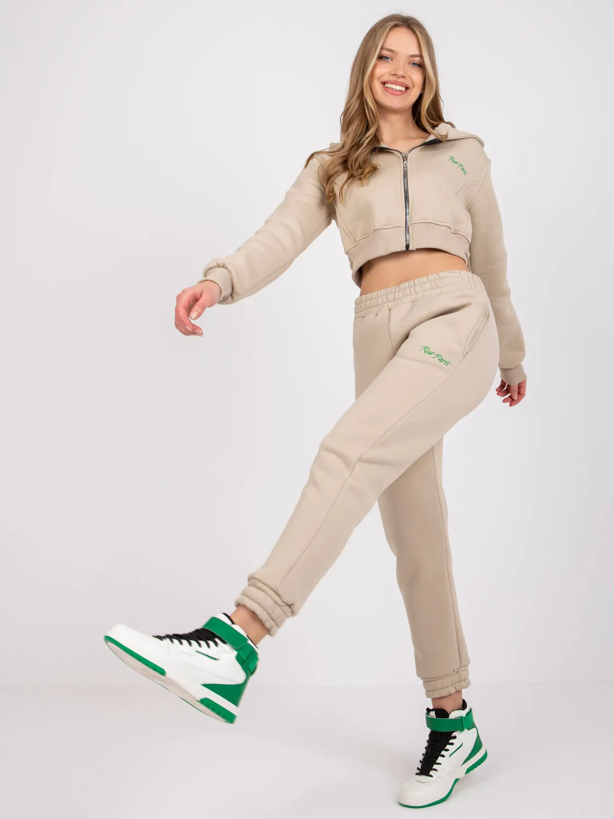 Casualowy komplet z krótką bluzą na suwak i joggerami - zdjęcie 1