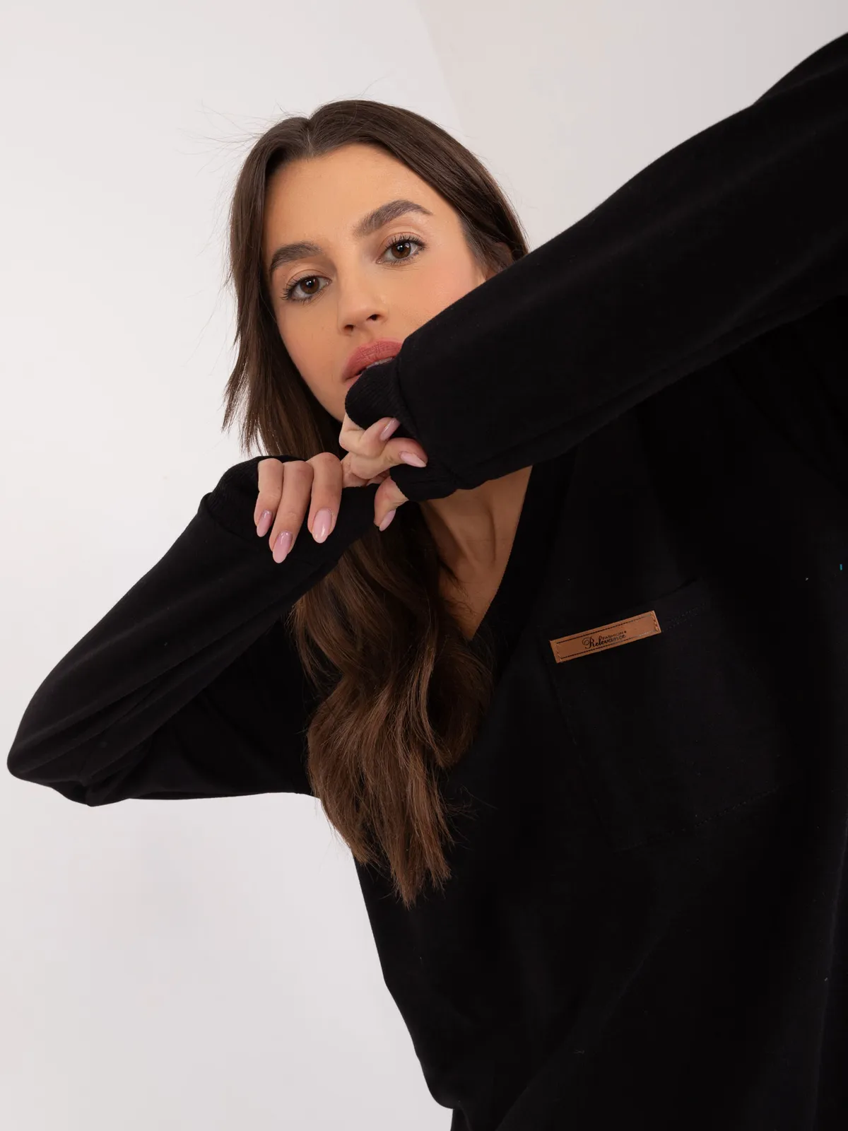 Oversize'owa bluza casualowa z dekoltem w serek - zdjęcie 1