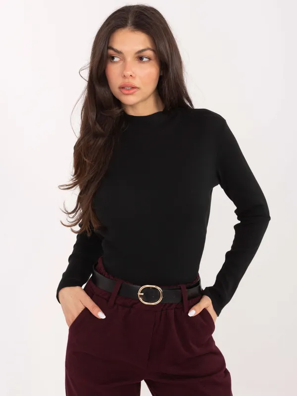 Dopasowana bluzka z półgolfem i ozdobną naszywką