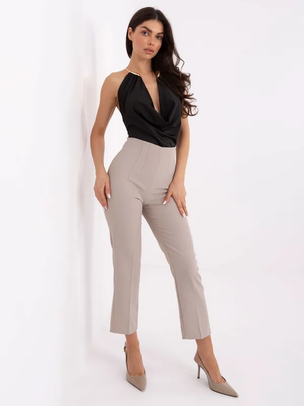 Wizytowe body z ozdobnym dekoltem typu woda