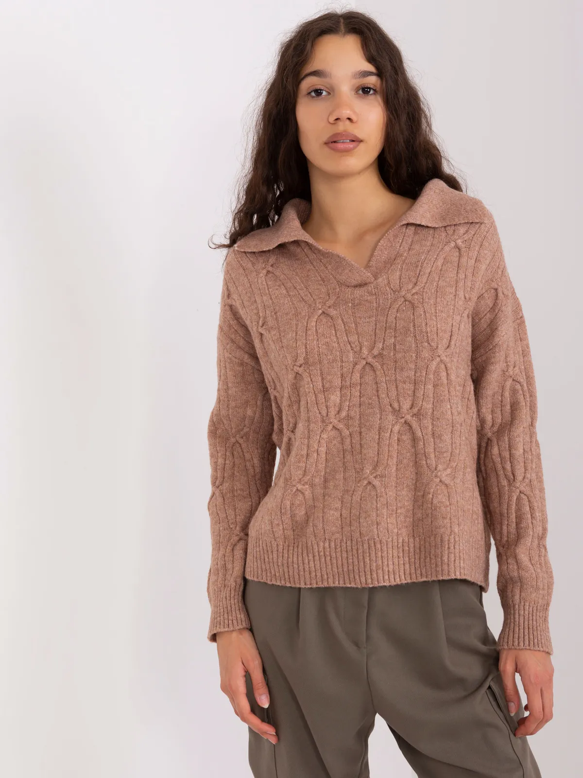 Jasnofioletowy dzianinowy sweter w warkocze - zdjęcie 4