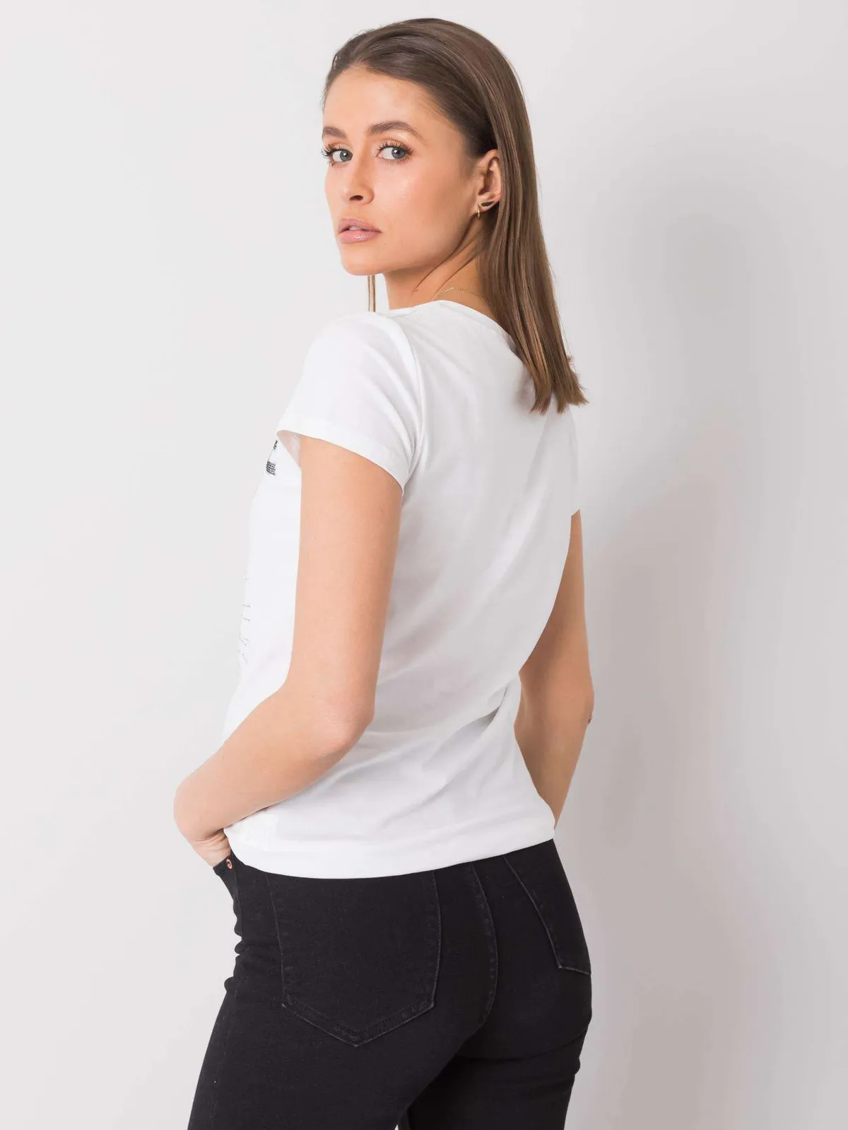 Biały t-shirt damski z aplikacją - zdjęcie 4