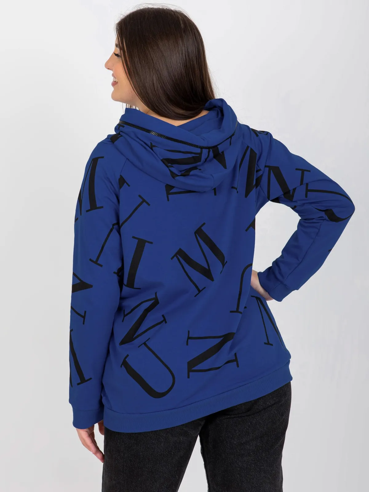 Ciemnoniebieska damska bluza plus size z literami - zdjęcie 5