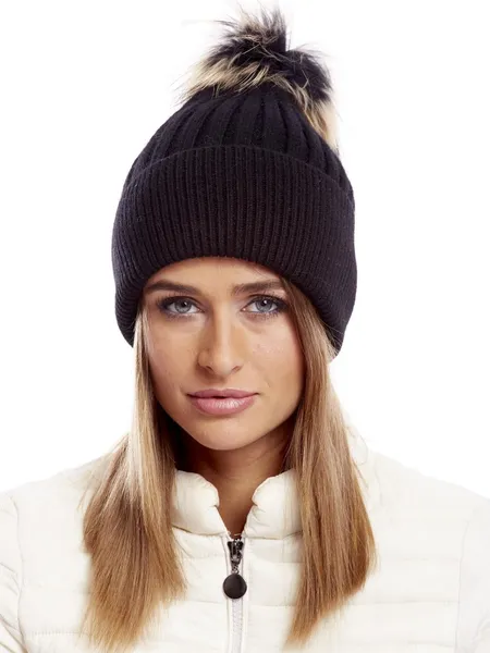 Prążkowana czapka z futrzanym pomponem beżowa