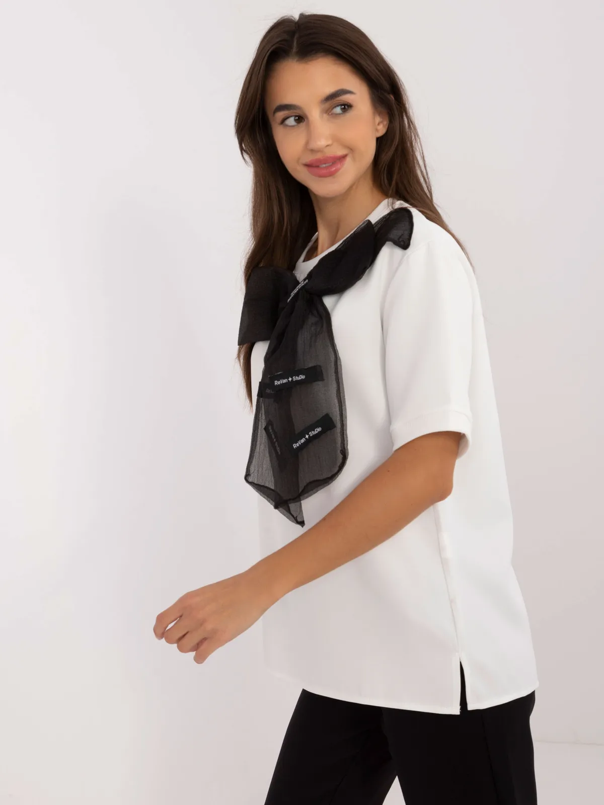 Casualowa bluzka z ozdobną kokardą przy dekolcie - zdjęcie 1