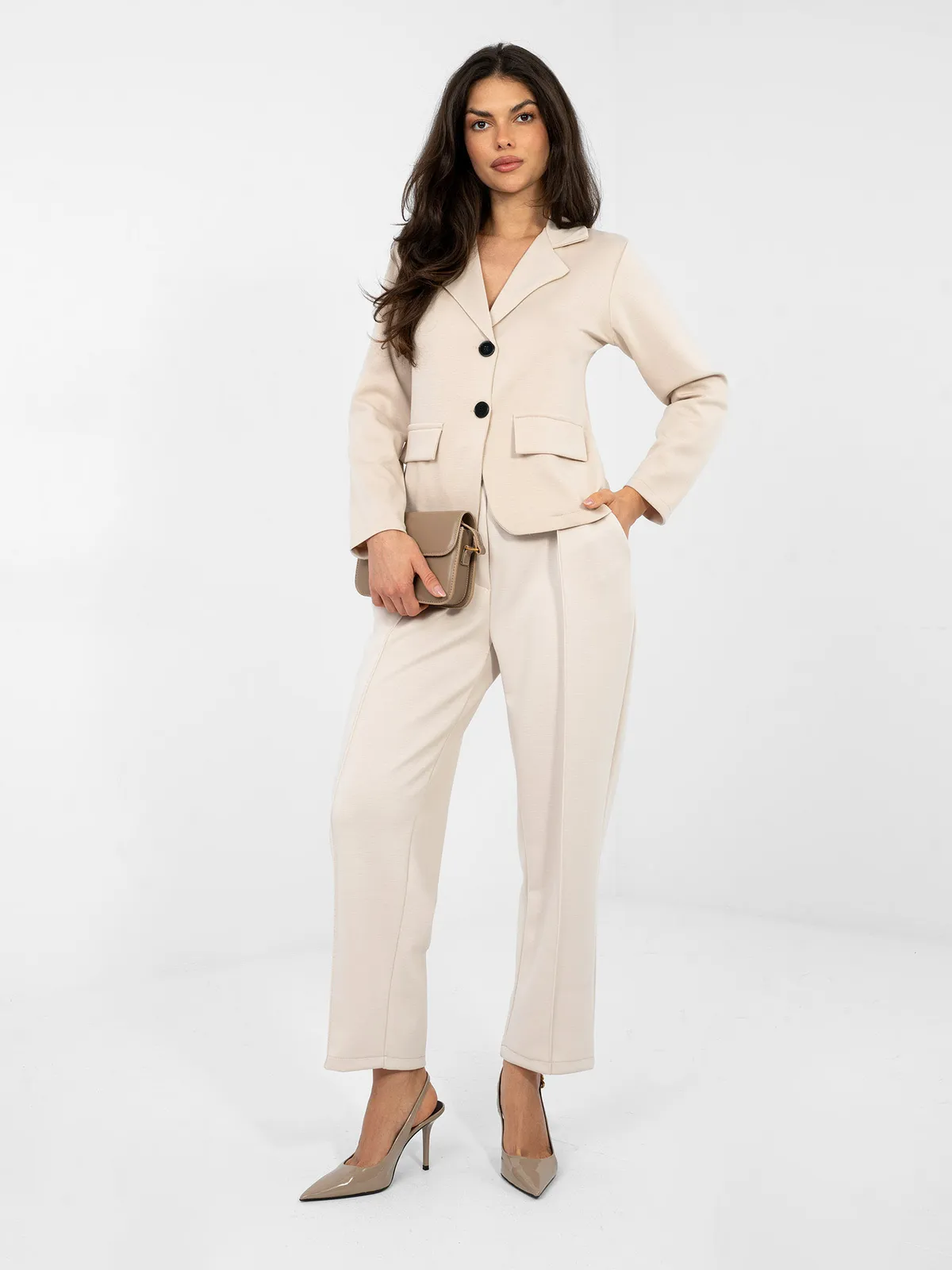 Krótka marynarka o kroju casualowym z klapami - zdjęcie 1