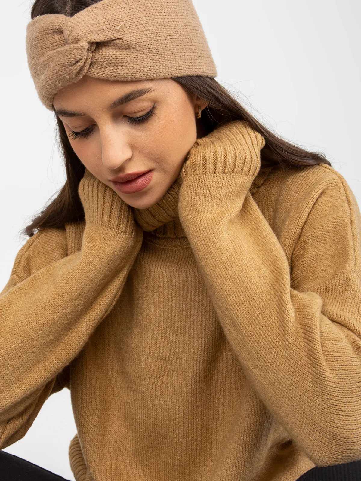 Camelowy luźny sweter z wysokim golfem RUE PARIS - zdjęcie 3