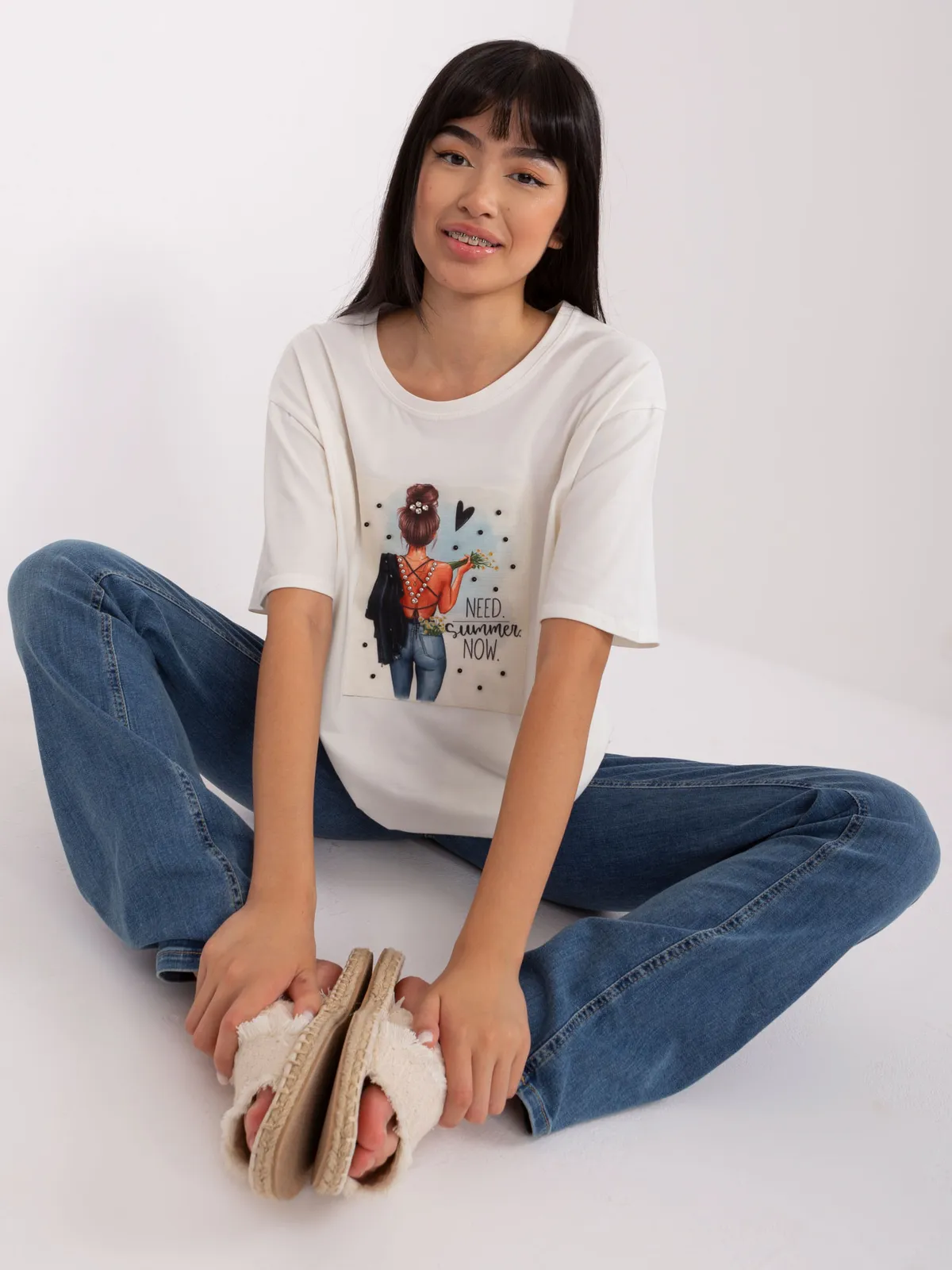 Beżowy t-shirt z nadrukiem i okrągłym dekoltem - zdjęcie 4