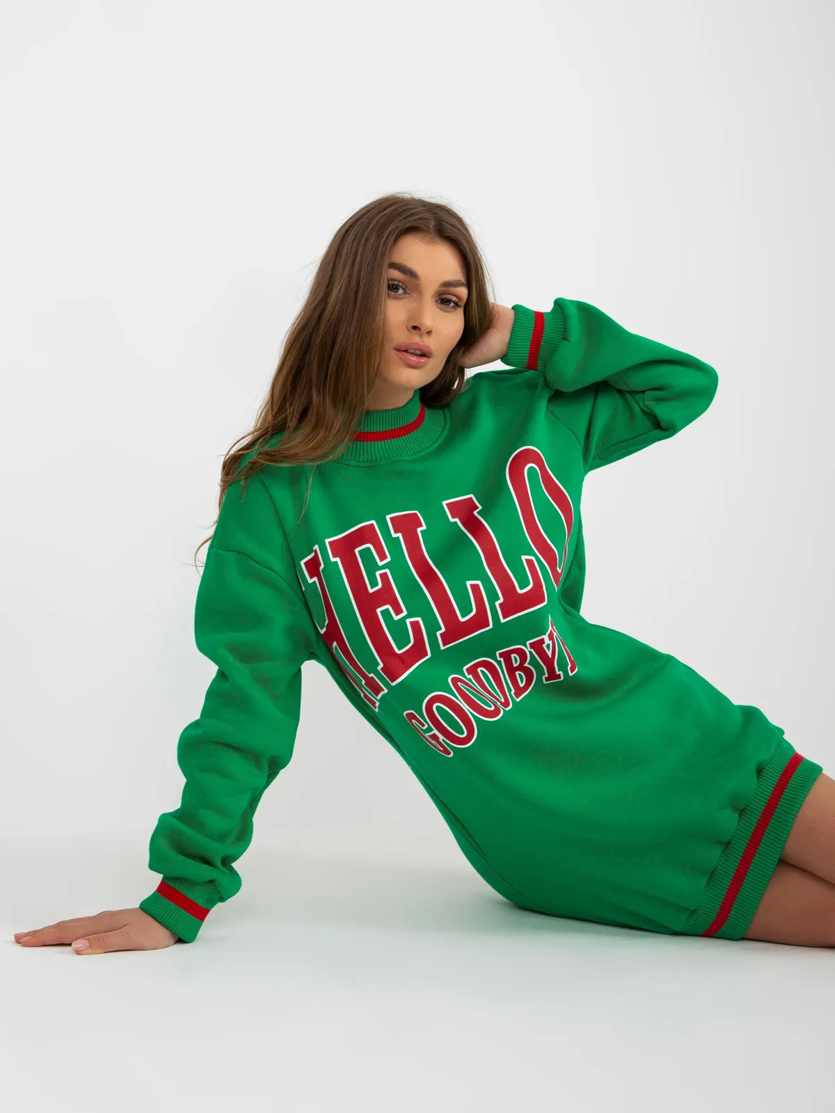 Zielona długa bluza oversize z napisami - zdjęcie 2