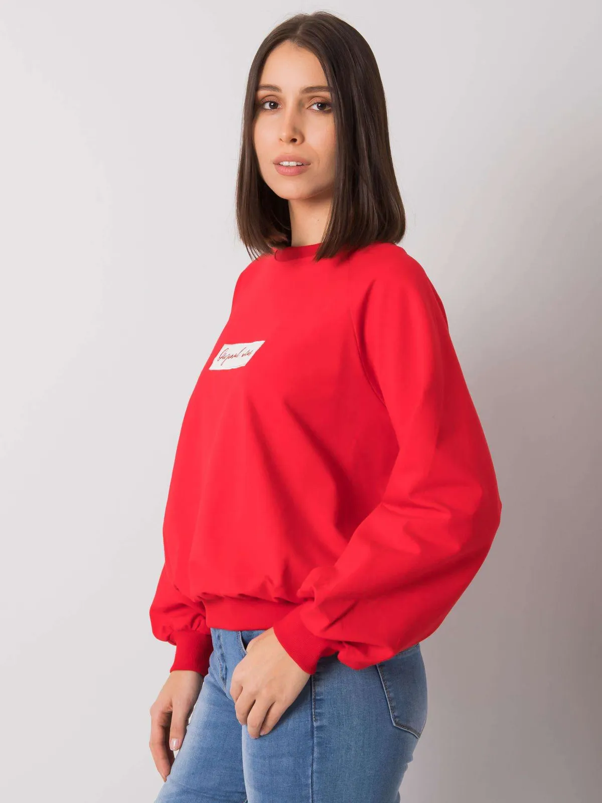 Casualowa bluza z napisem i obniżoną linią ramion - zdjęcie 1