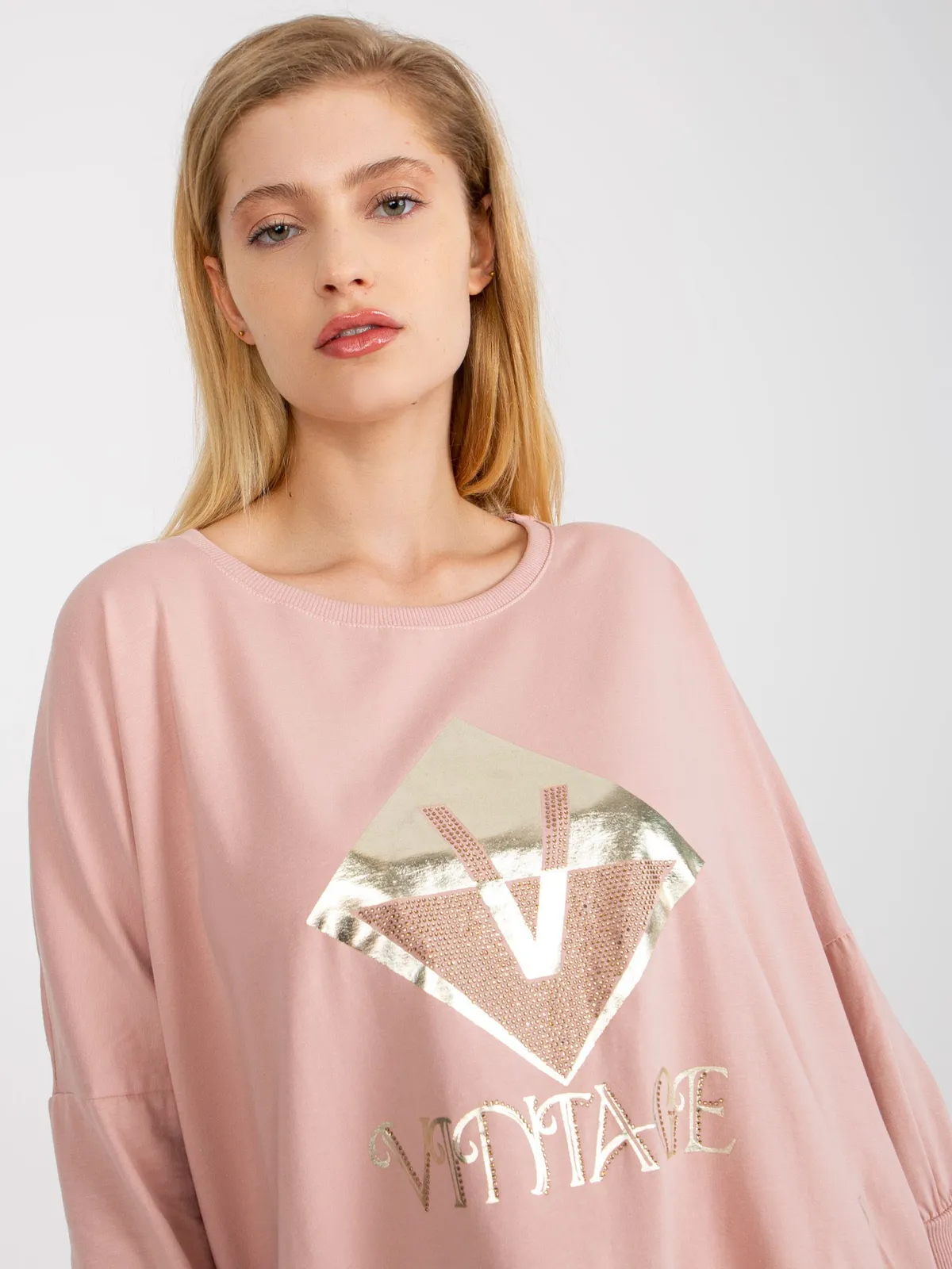 Luźna asymetryczna bluzka z ozdobnym nadrukiem - zdjęcie 1