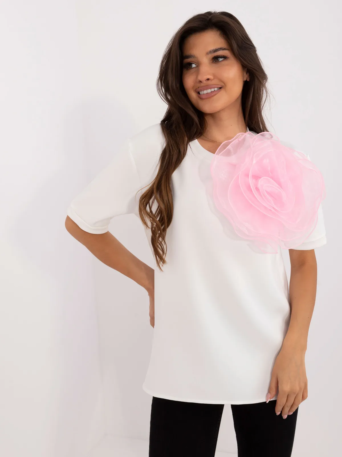Bluzka z ozdobnym kwiatem o kroju oversize - zdjęcie 1