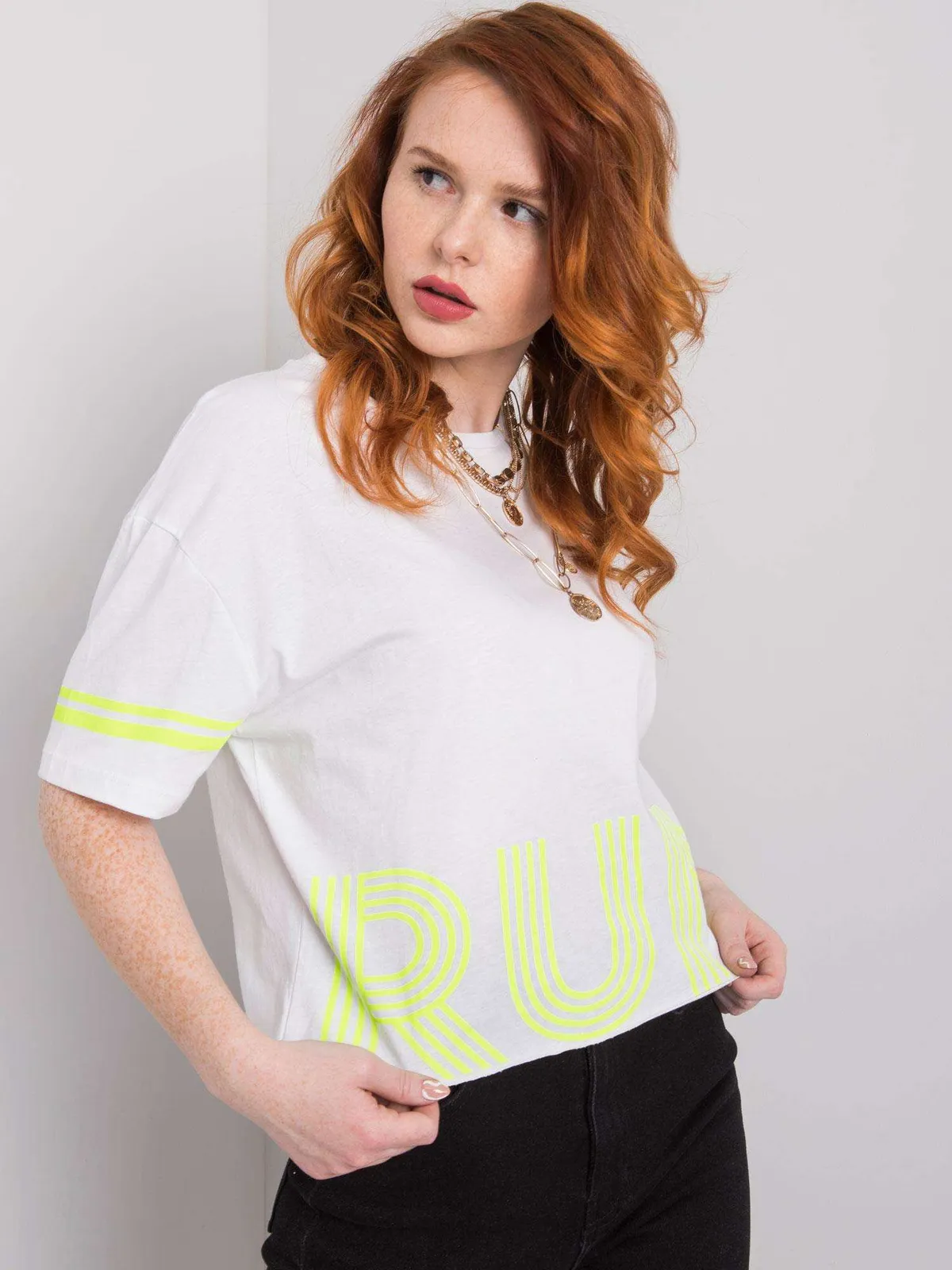 Czarny t-shirt bawełniany z napisem - zdjęcie 4
