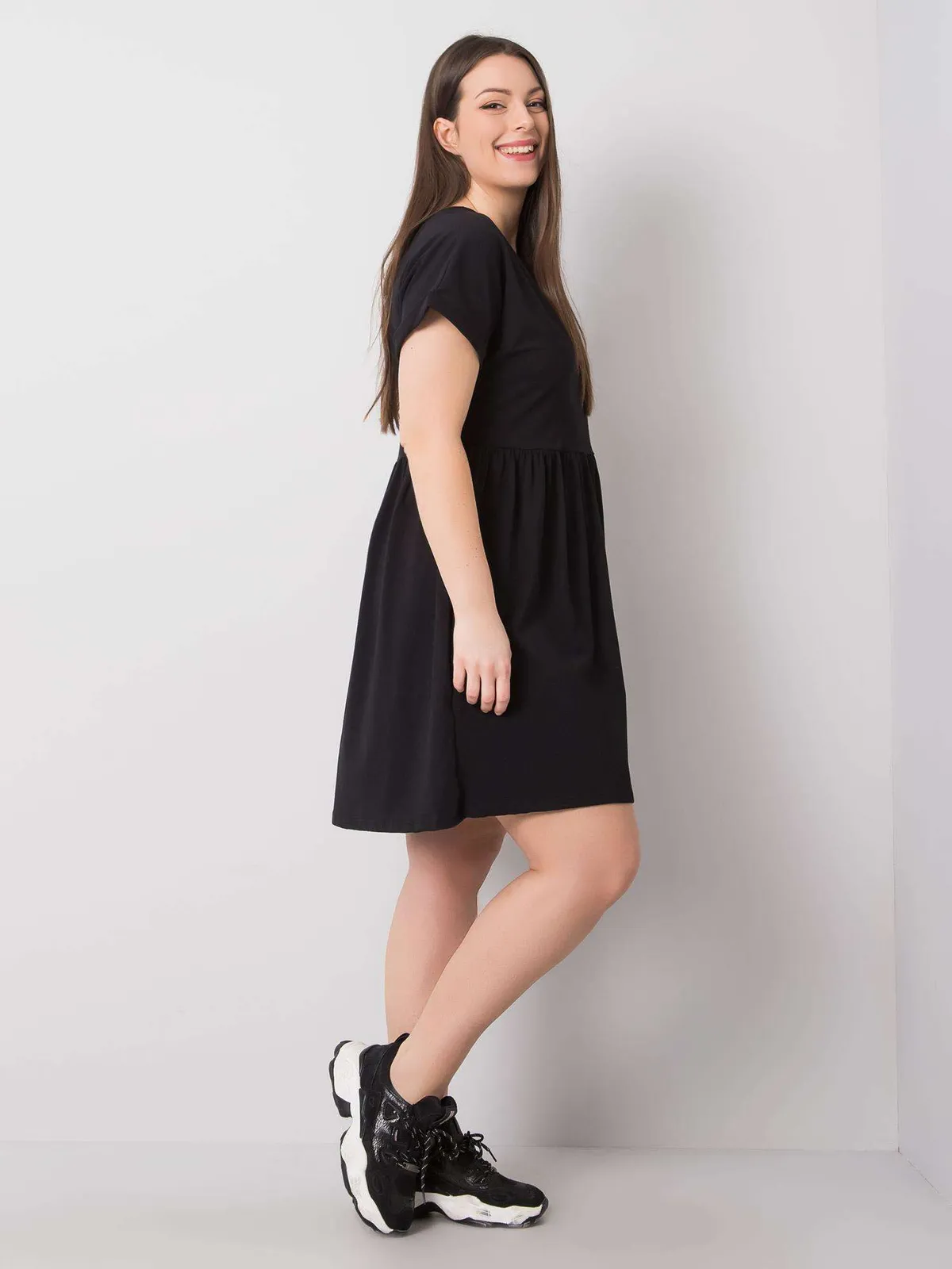 Czarna sukienka plus size z bawełny - zdjęcie 3