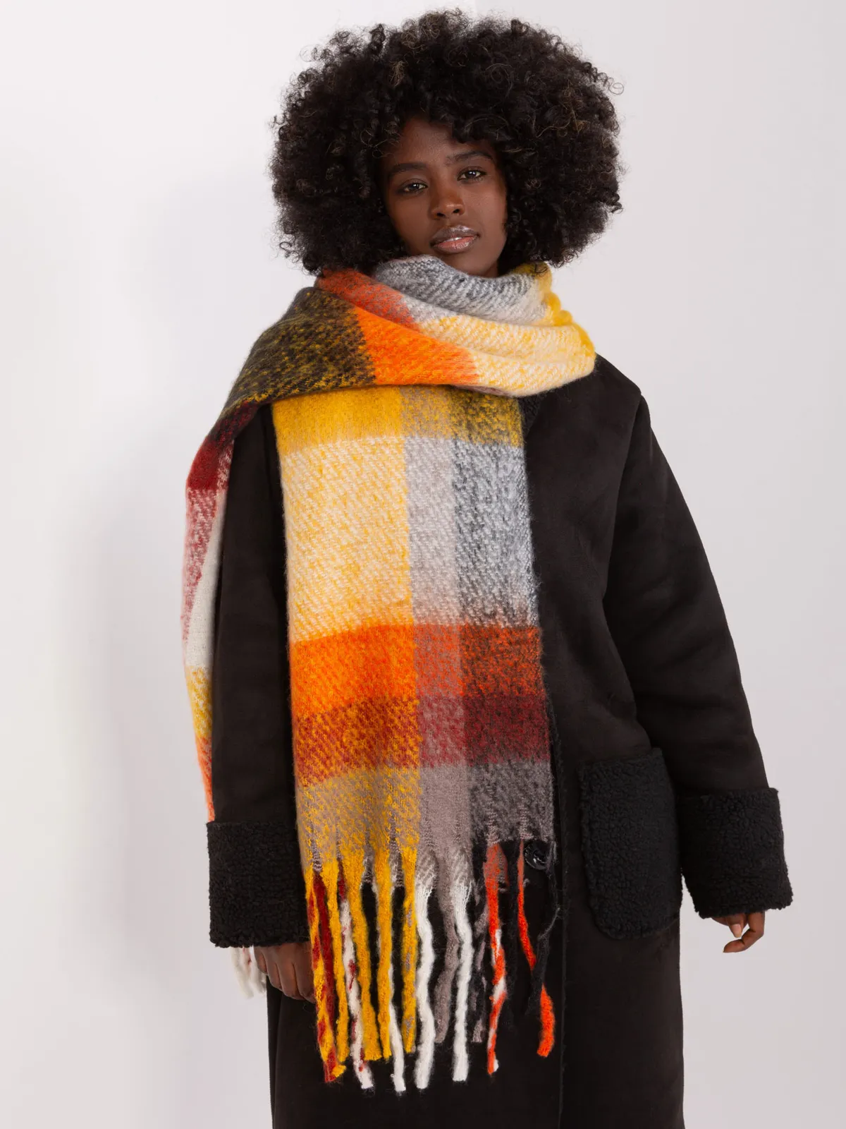Ciepły szal oversize w kratę z frędzlami - zdjęcie 1