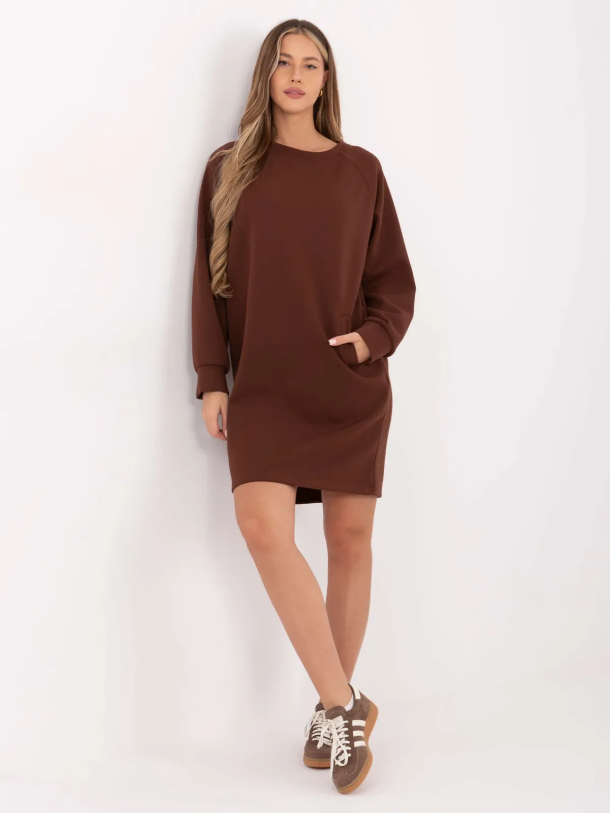 Dresowa sukienka oversize z praktycznymi kieszeniami - zdjęcie 1