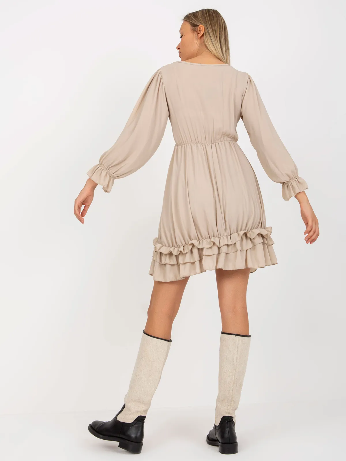 Beżowa mini sukienka z falbaną w stylu boho OCH BELLA - zdjęcie 3