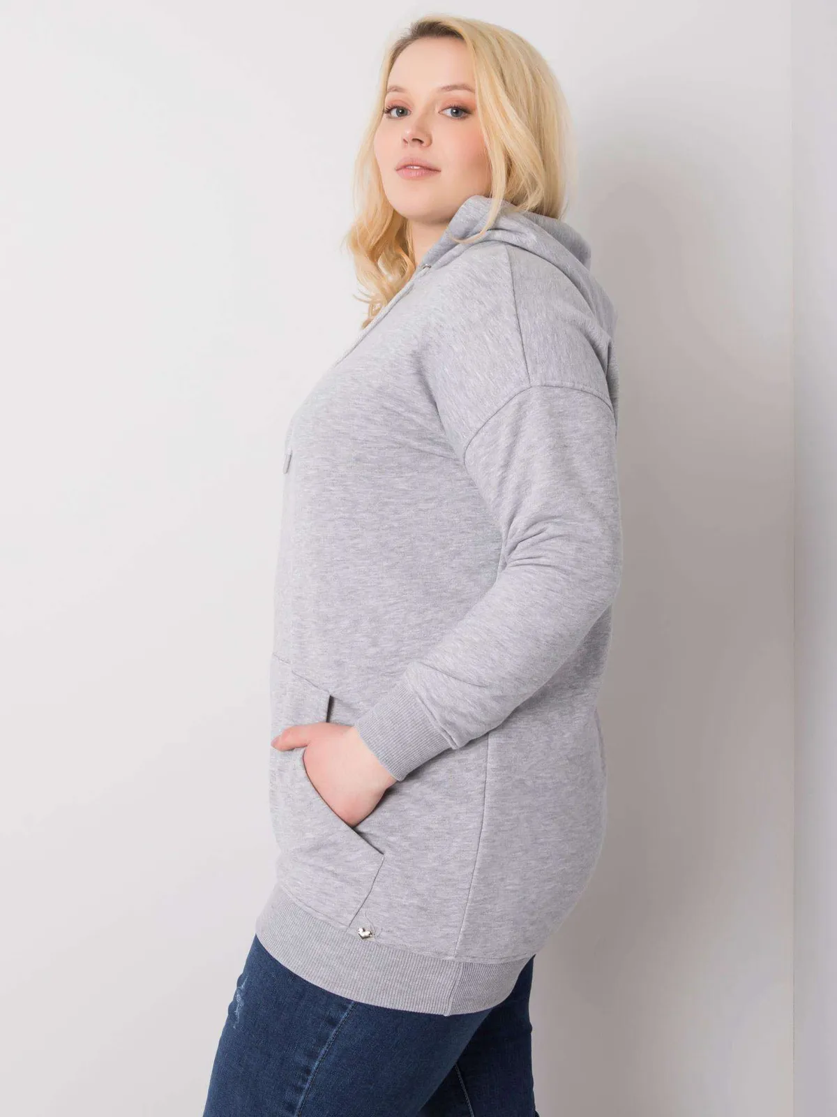 Czarna bawełniana bluza plus size z kapturem - zdjęcie 6