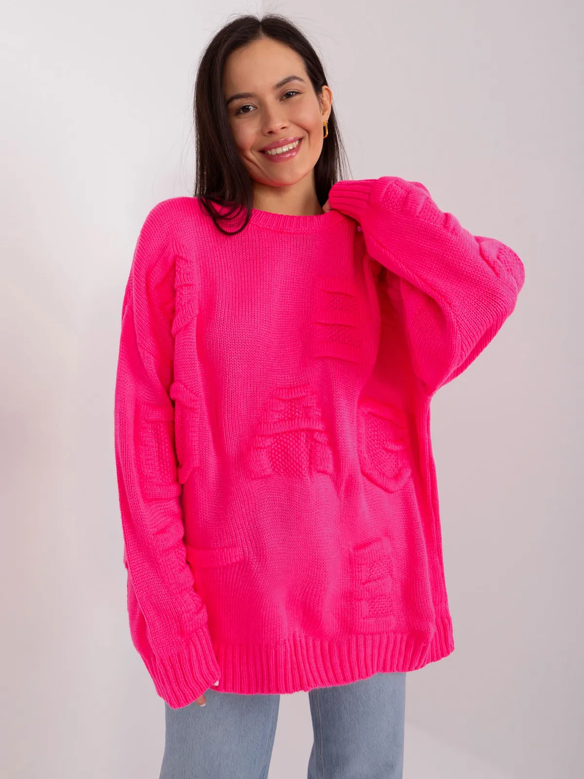 Fluo różowy sweter oversize z okrągłym dekoltem - zdjęcie 3