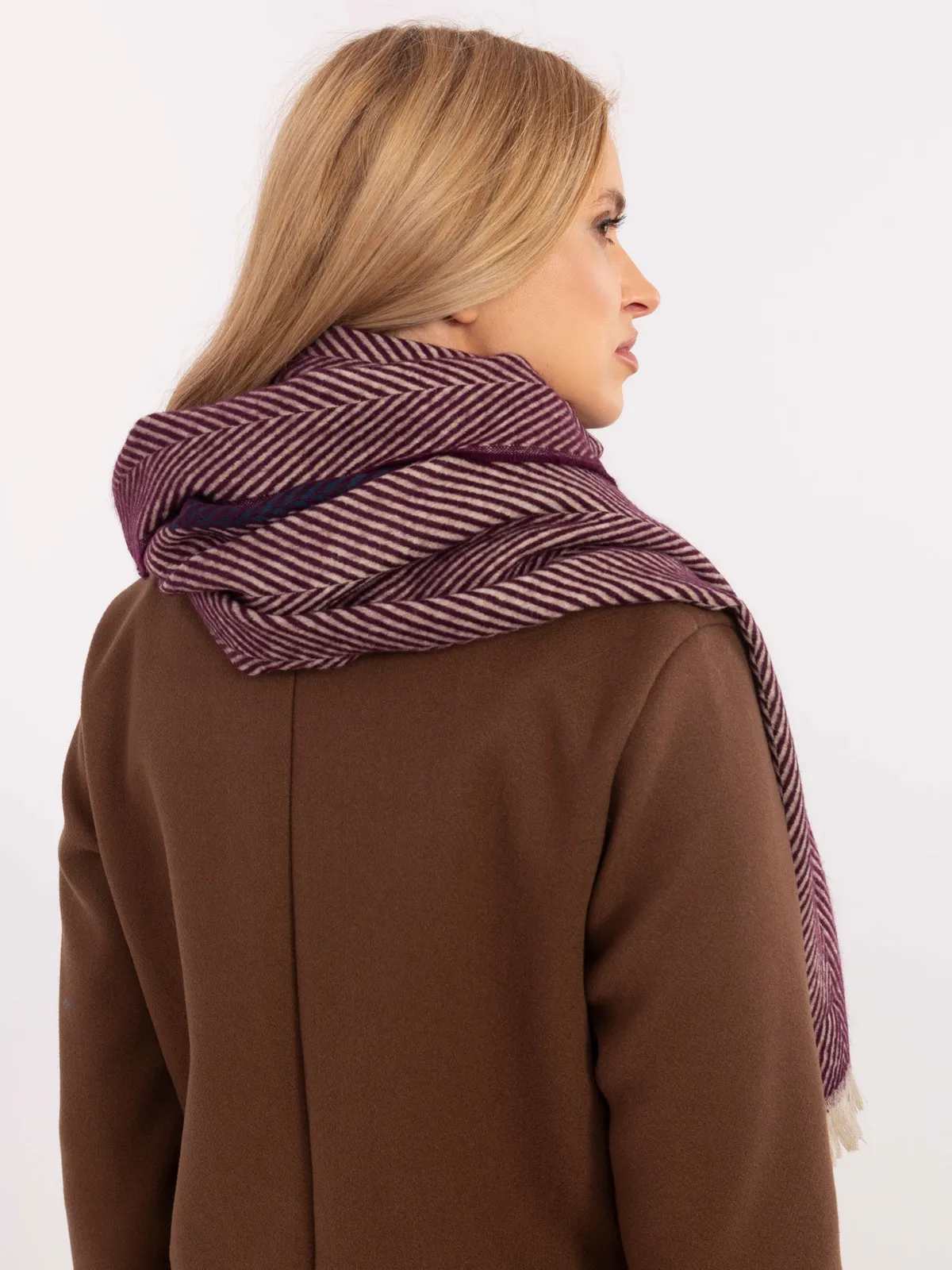 Długi szal w klasyczny wzór jodełkę - zdjęcie 1