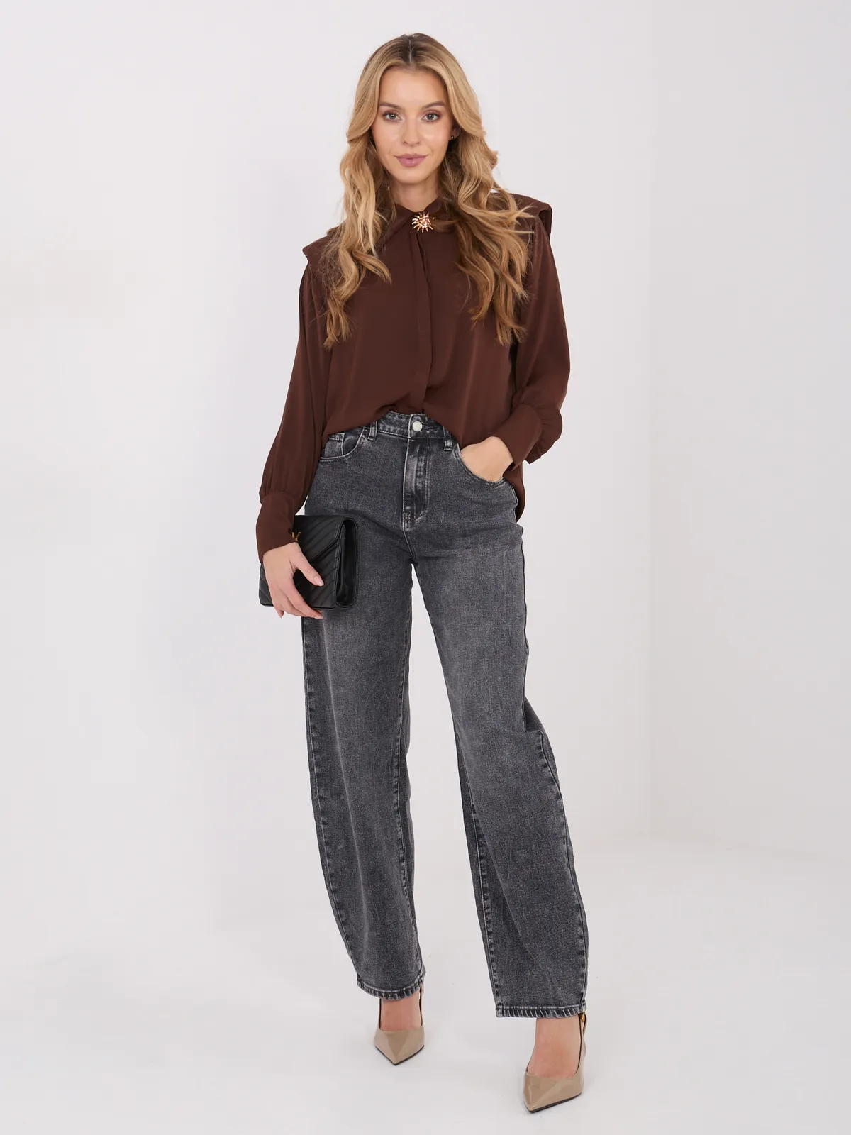 Koszula z ozdobną broszką i poduszkami - zdjęcie 1