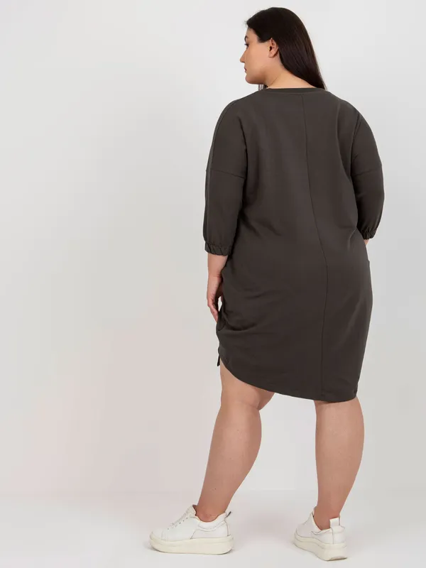 Beżowa dresowa sukienka plus size z kieszeniami