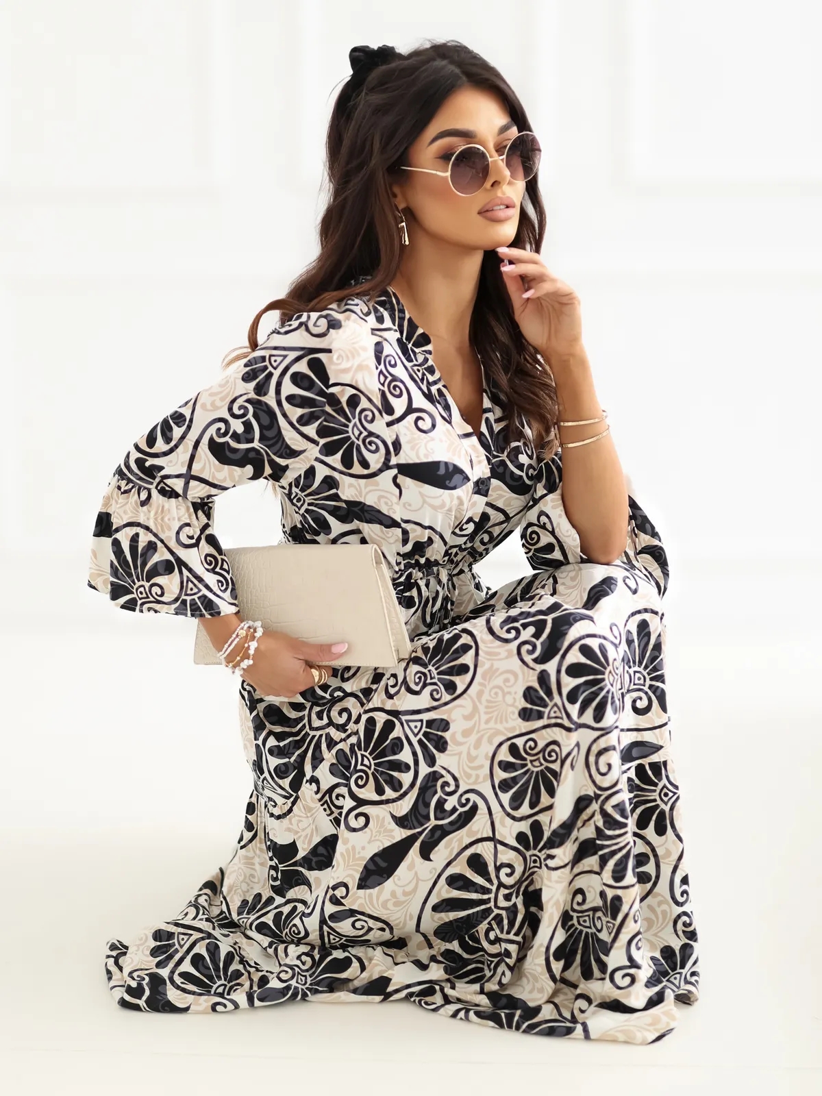 Zwiewna sukienka maxi z ozdobnymi rękawami - zdjęcie 1