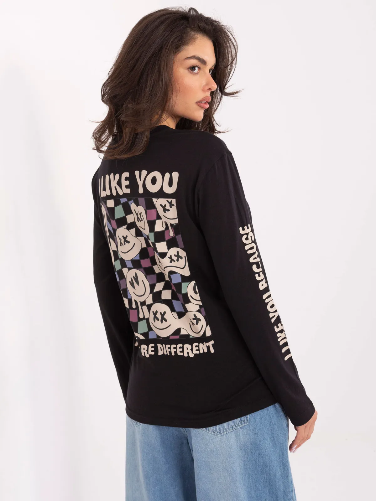 Longsleeve oversize z graficznym nadrukiem na plecach - zdjęcie 1