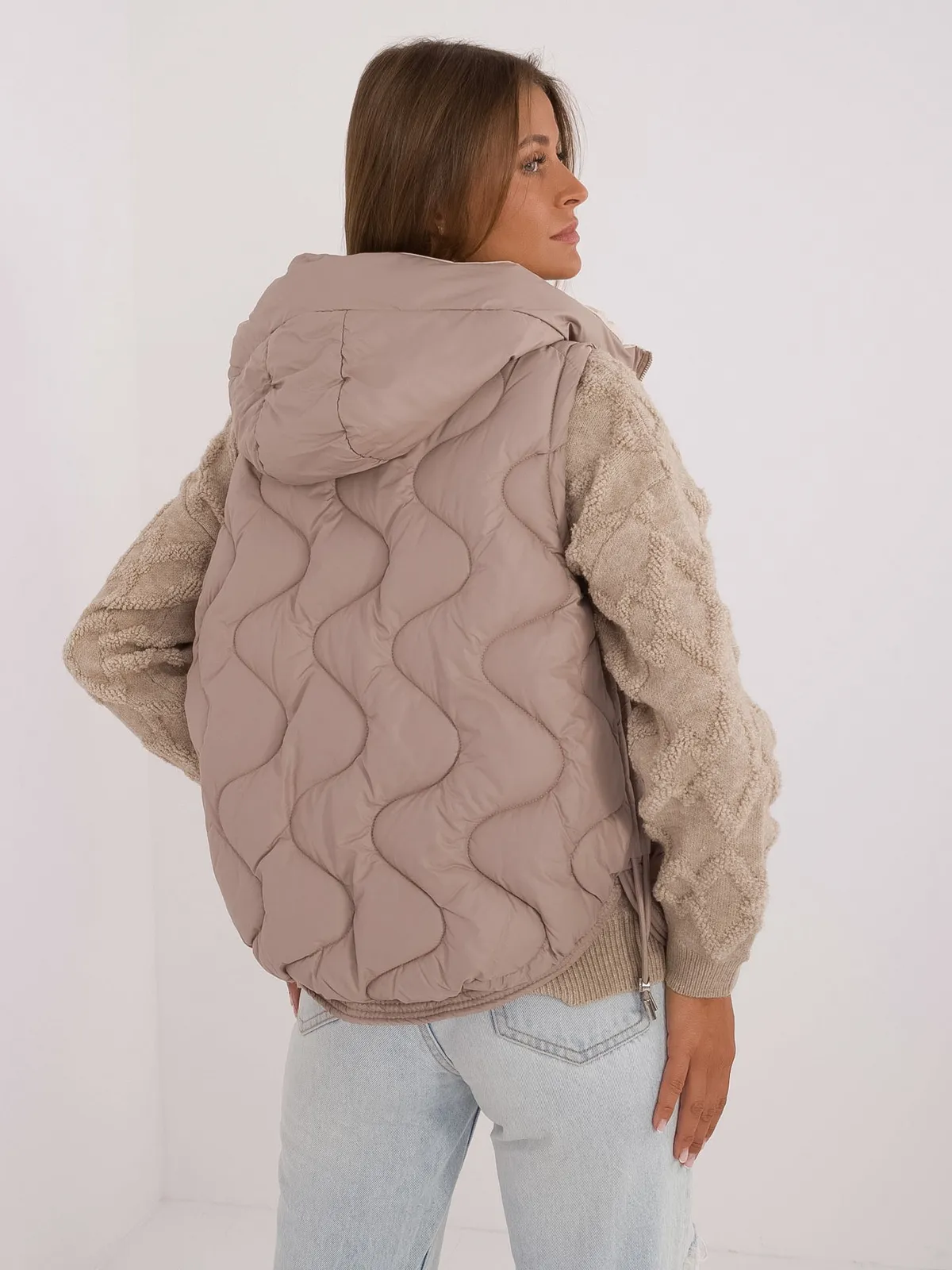 Pikowana kamizelka z kapturem i ściąganym dołem - zdjęcie 1