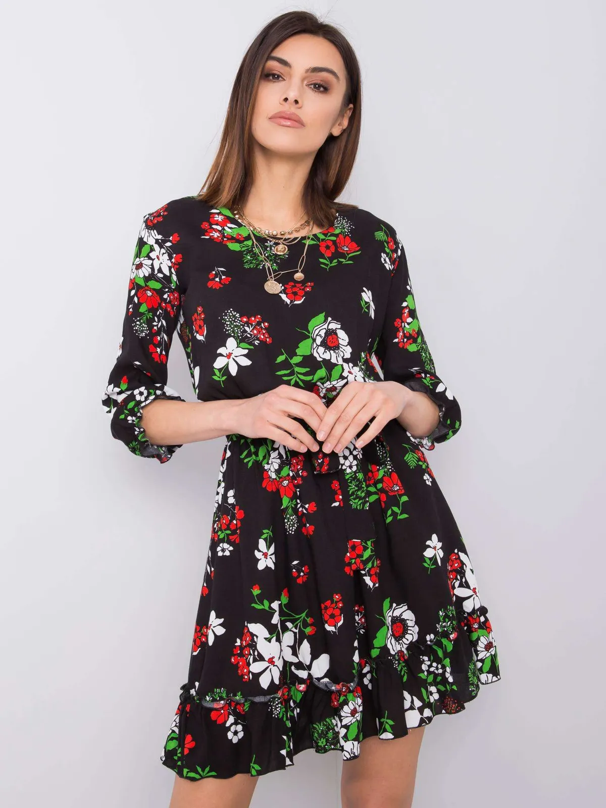 Czarna sukienka w kwiaty z falbaną - zdjęcie 2