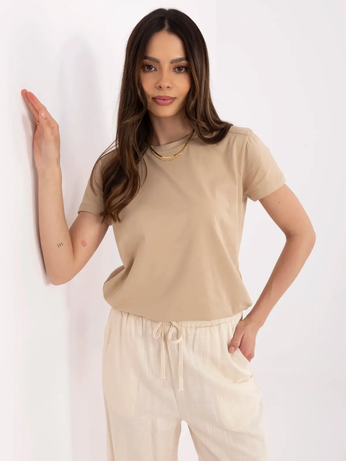 Klasyczny T-shirt o minimalistycznym kroju - zdjęcie 1