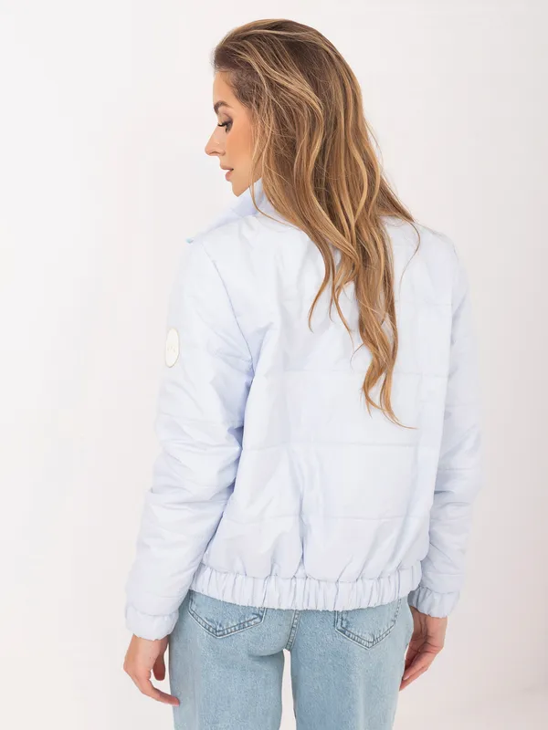 Krótka kurtka pikowana z wysokim kołnierzem